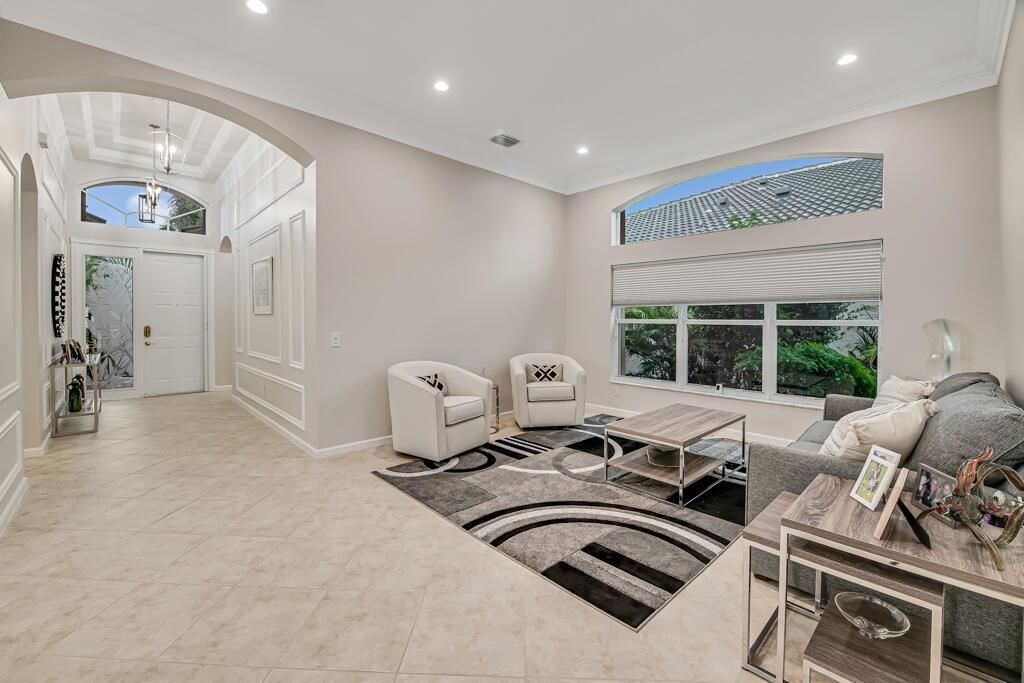 beautiful floors.. no carpet