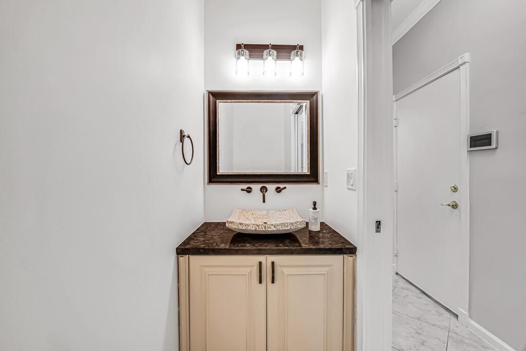 1/2 bath is lovely