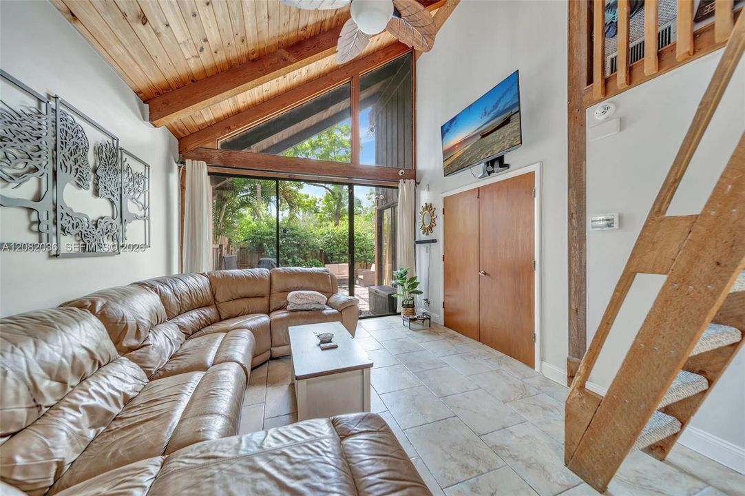 На продажу: $320,000 (2 спален, 2 ванн, 1030 Квадратных фут)