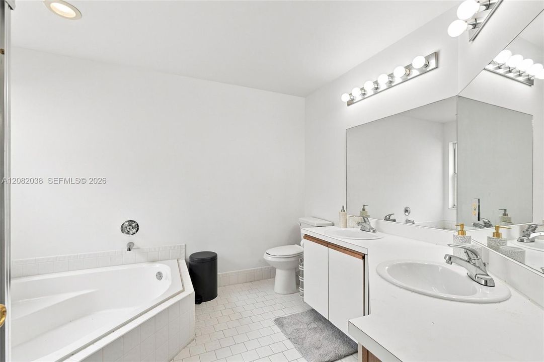 В аренду: $8,000 (4 спален, 2 ванн, 2084 Квадратных фут)