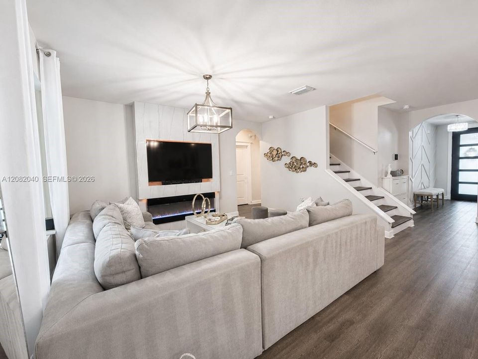 На продажу: $449,900 (5 спален, 3 ванн, 2601 Квадратных фут)