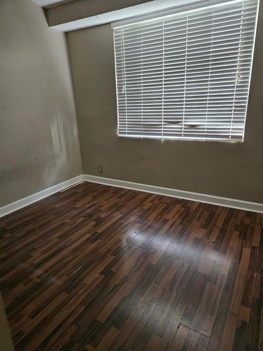 931 LYONS 206 BEDROOM