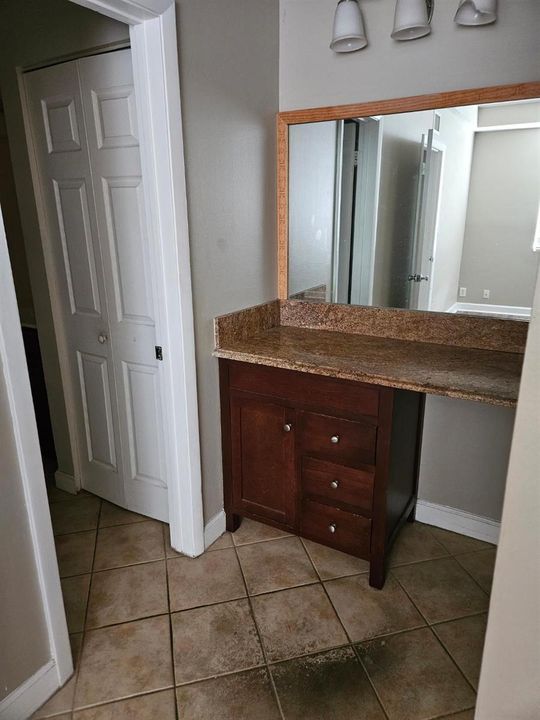 931 LYONS 206 BATHROOM 3