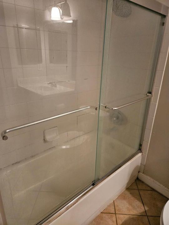 931 LYONS 206 BATHROOM 1