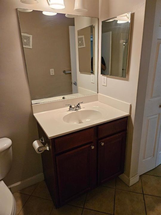 931 LYONS 206 BATHROOM 2