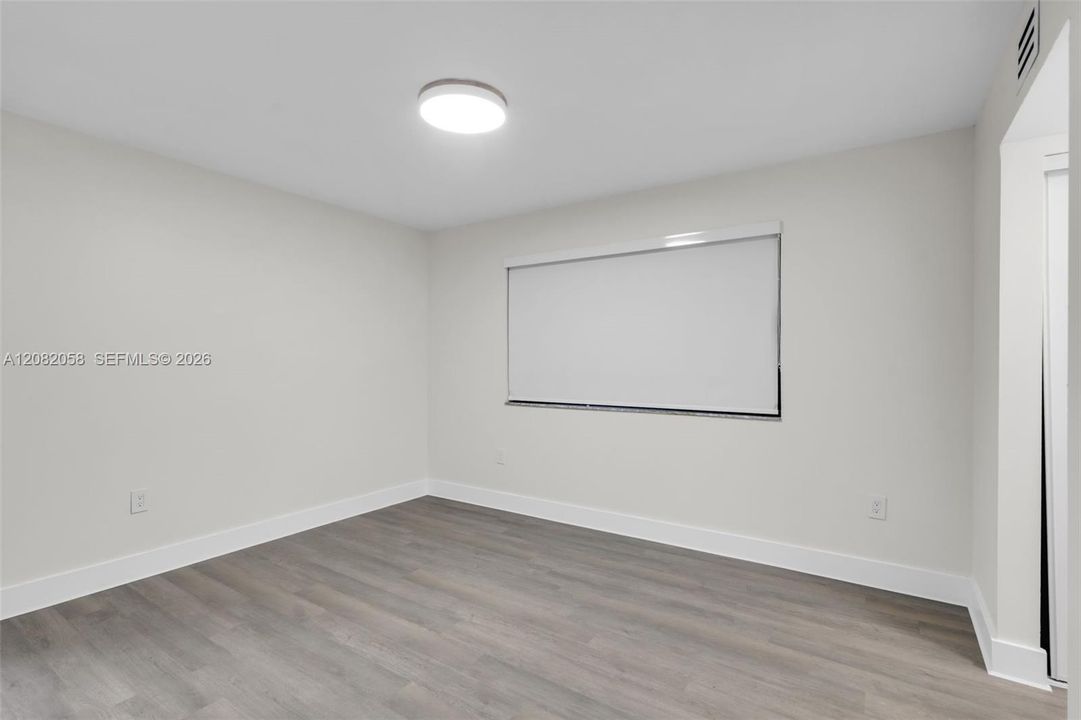 For Sale: $290,000 (1 beds, 1 baths, 640 Square Feet)