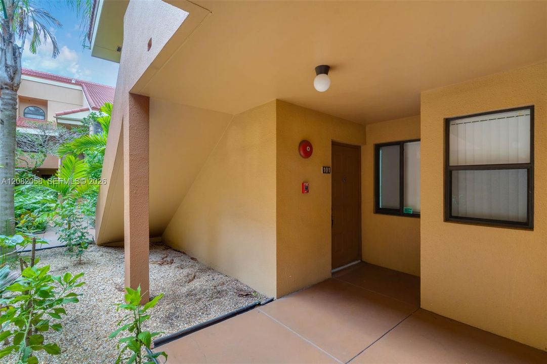 For Sale: $290,000 (1 beds, 1 baths, 640 Square Feet)
