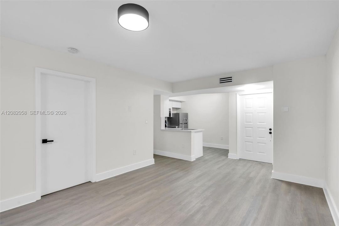 For Sale: $290,000 (1 beds, 1 baths, 640 Square Feet)