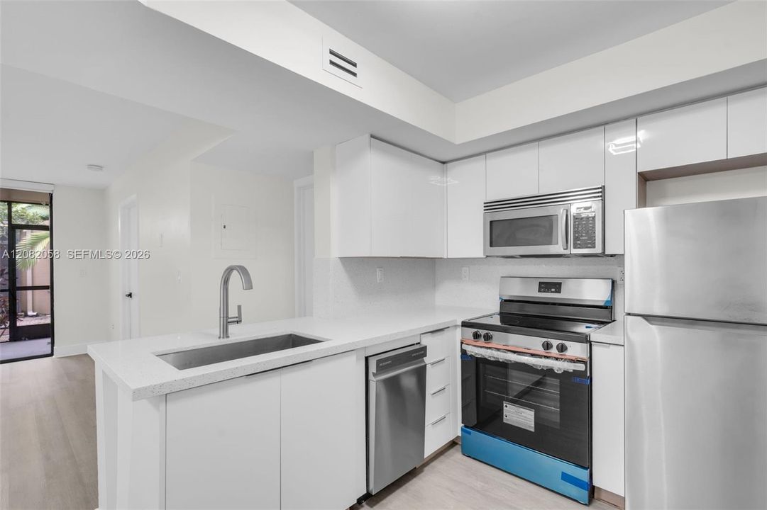 For Sale: $290,000 (1 beds, 1 baths, 640 Square Feet)