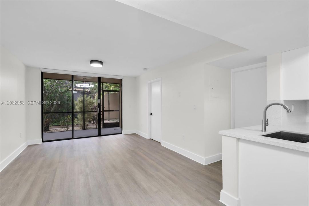 For Sale: $290,000 (1 beds, 1 baths, 640 Square Feet)