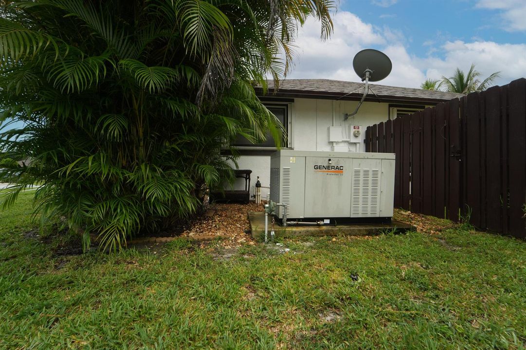 301 Knotty wood-26
