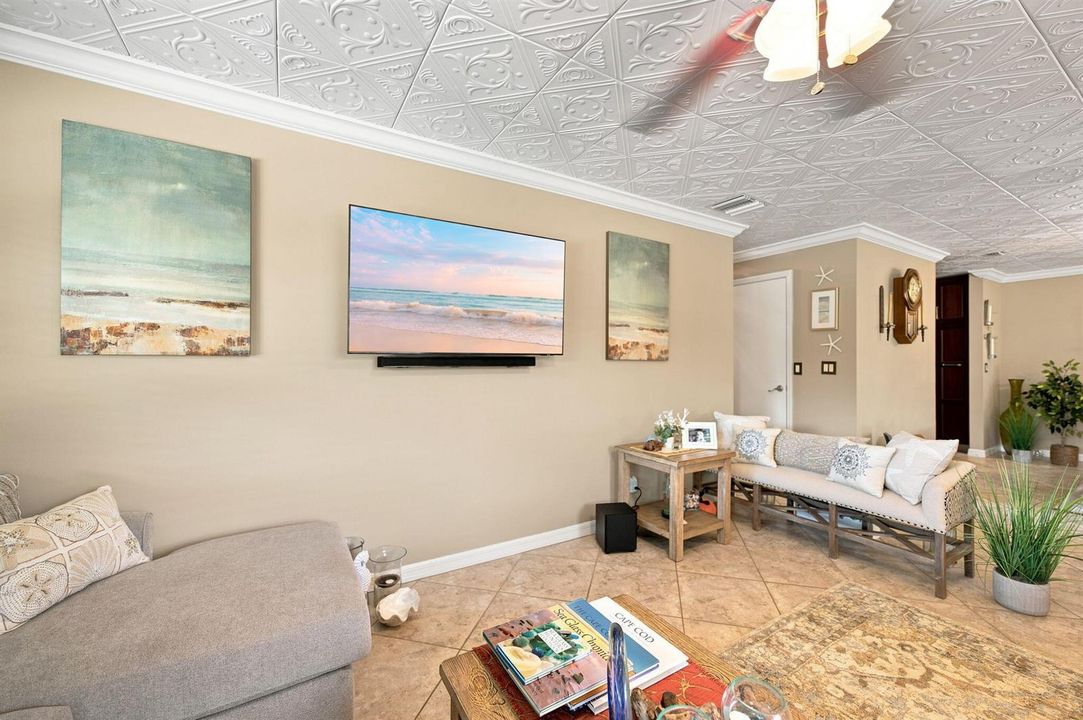10146 S 44th Terrace Living Area