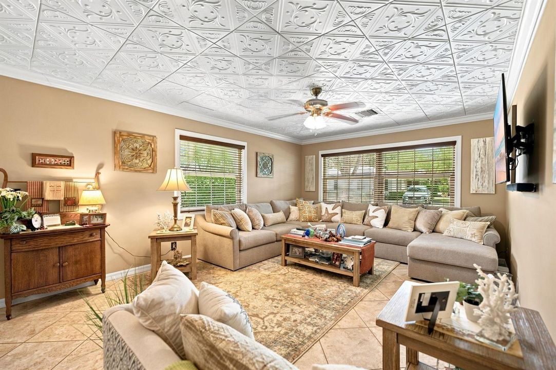 10146 S 44th Terrace Living Room