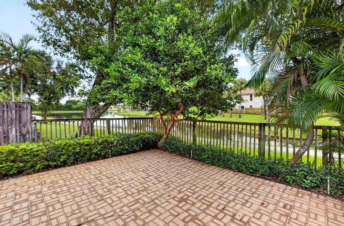 TRANQUIL AND QUIET PATIO WITH LAKEVIEWS