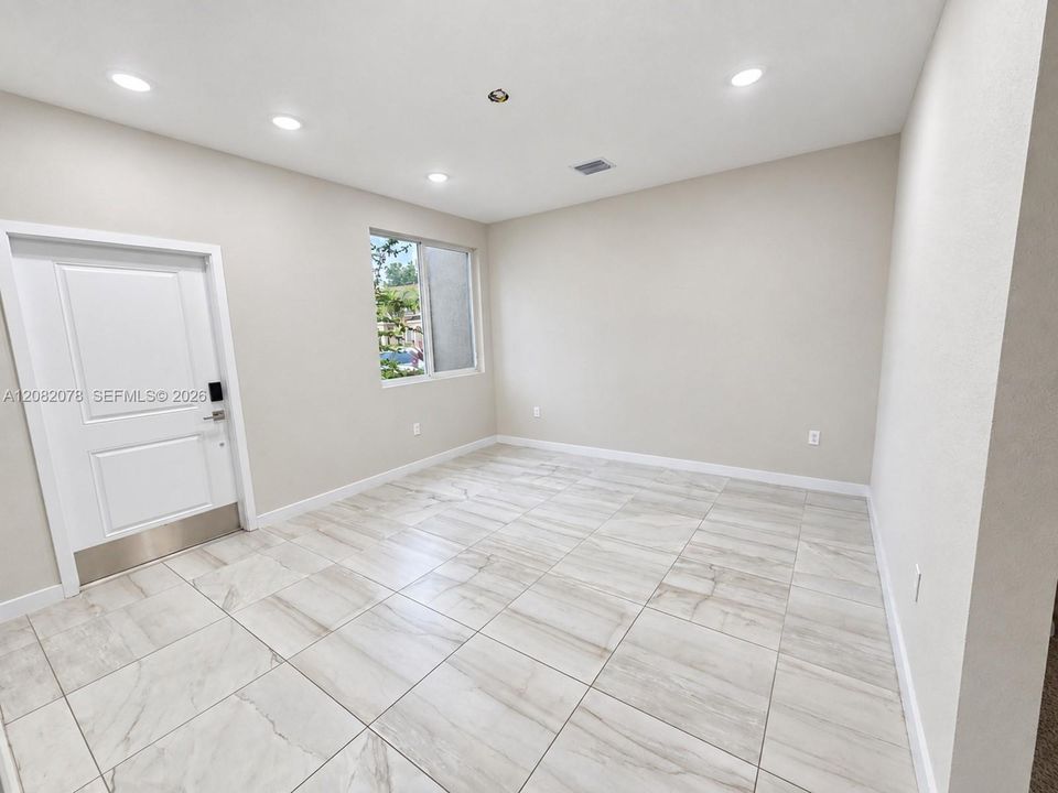 En Venta: $310,000 (3 camas, 2 baños, 1302 Pies cuadrados)