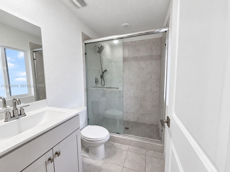 En Venta: $310,000 (3 camas, 2 baños, 1302 Pies cuadrados)