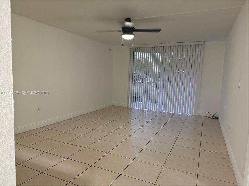 For Sale: $240,000 (1 beds, 1 baths, 690 Square Feet)