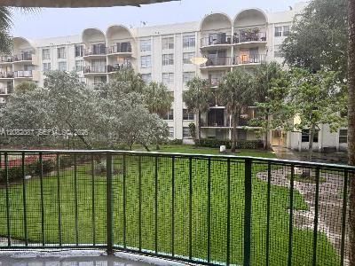 For Sale: $240,000 (1 beds, 1 baths, 690 Square Feet)
