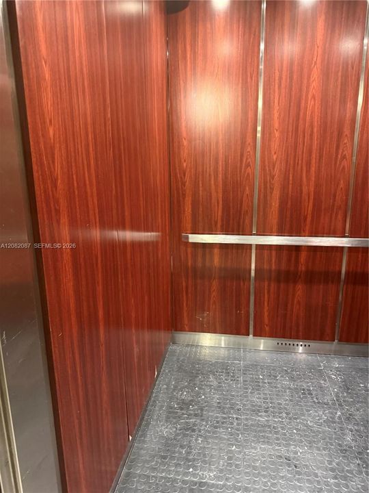 For Sale: $240,000 (1 beds, 1 baths, 690 Square Feet)