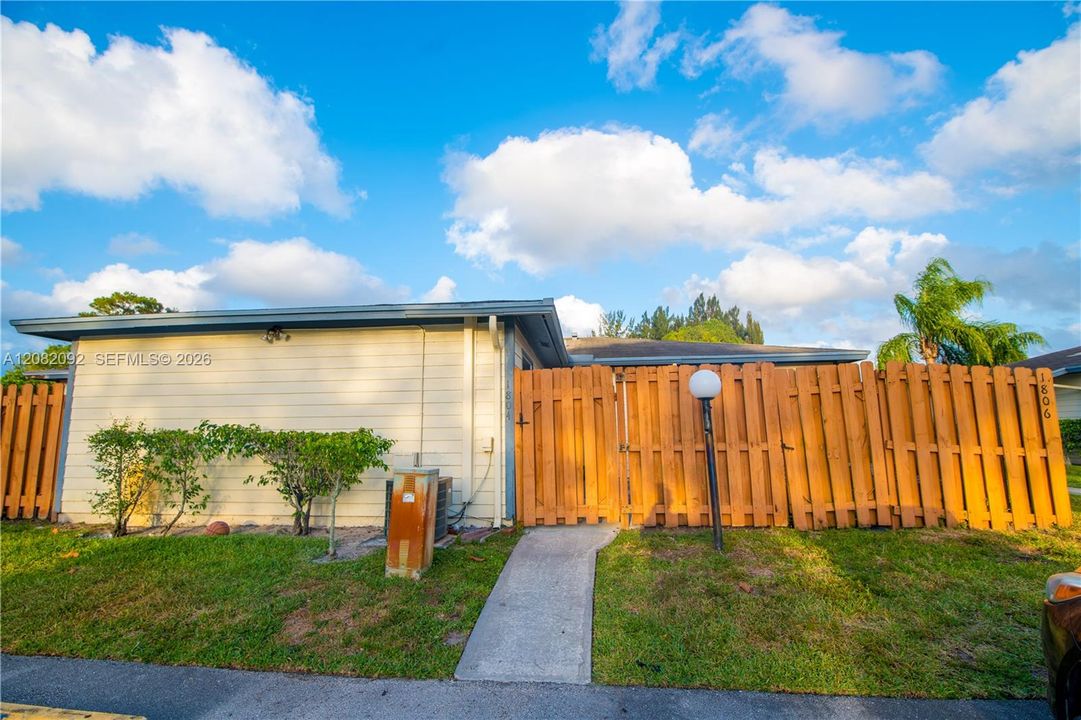 For Rent: $1,600 (1 beds, 1 baths, 600 Square Feet)