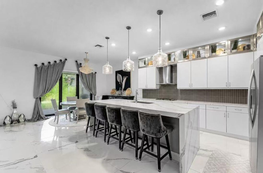 #10 Kitchen – Bright kitchen featu