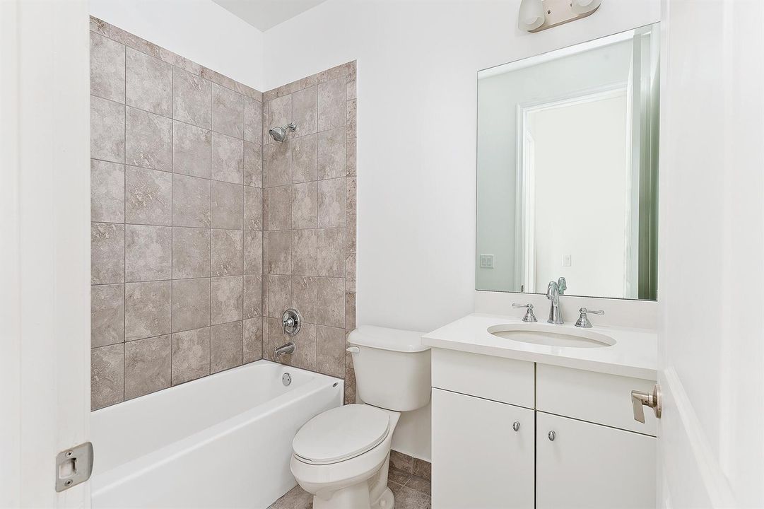 22_SecondaryBathroom_HallwayU