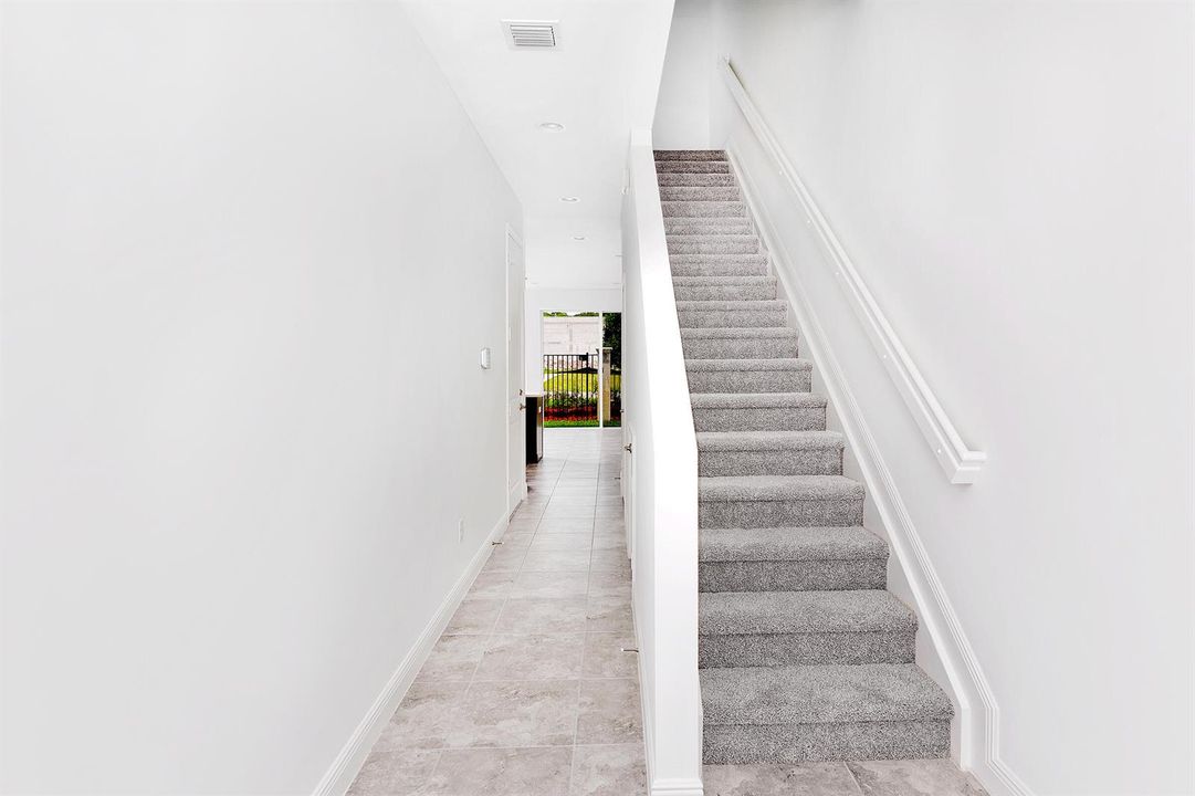 16_Foyer_Stairwell