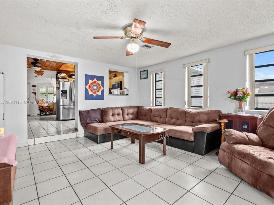 En Venta: $542,000 (4 camas, 2 baños, 1764 Pies cuadrados)