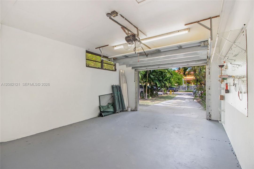 For Sale: $3,300,000 (3 beds, 2 baths, 1554 Square Feet)