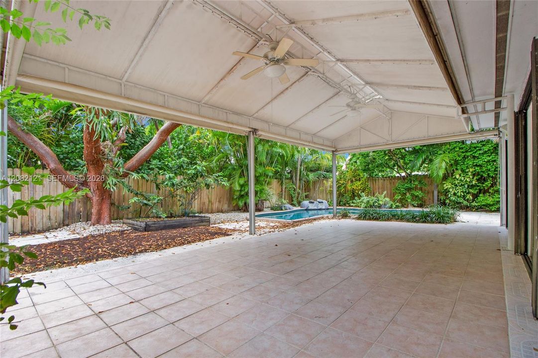 For Sale: $3,300,000 (3 beds, 2 baths, 1554 Square Feet)