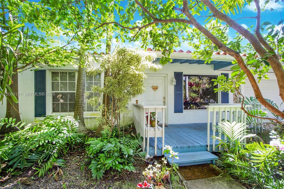 For Sale: $3,300,000 (3 beds, 2 baths, 1554 Square Feet)