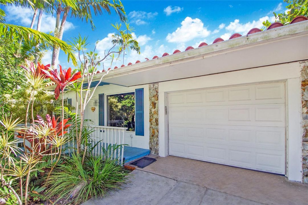 For Sale: $3,300,000 (3 beds, 2 baths, 1554 Square Feet)