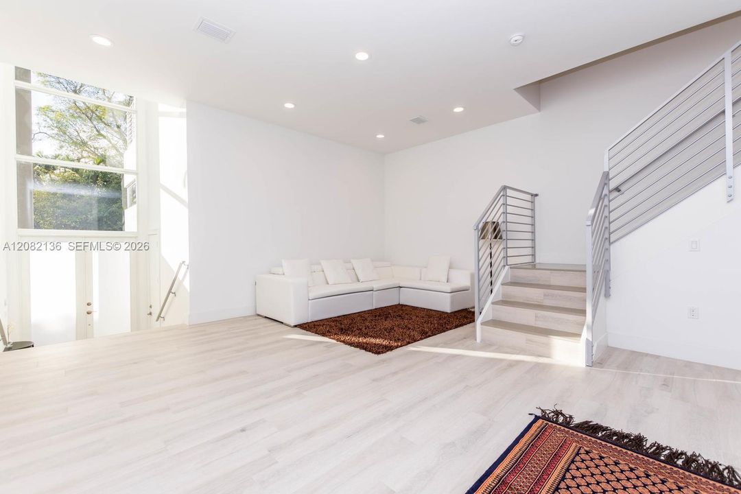 For Rent: $6,950 (3 beds, 3 baths, 1830 Square Feet)