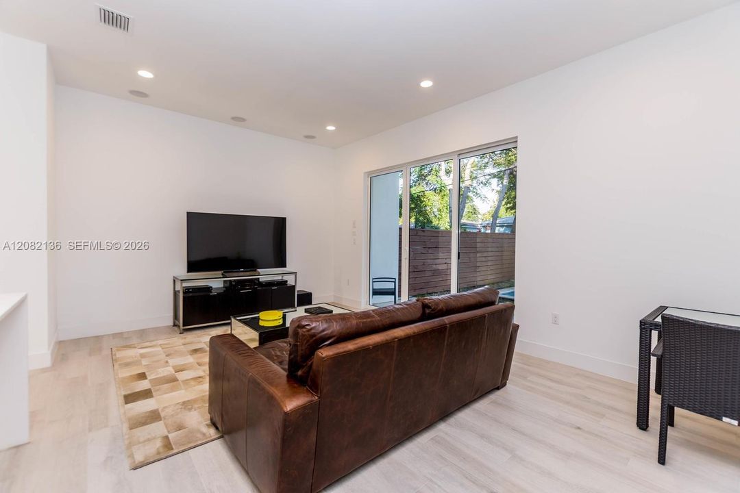 For Rent: $6,950 (3 beds, 3 baths, 1830 Square Feet)