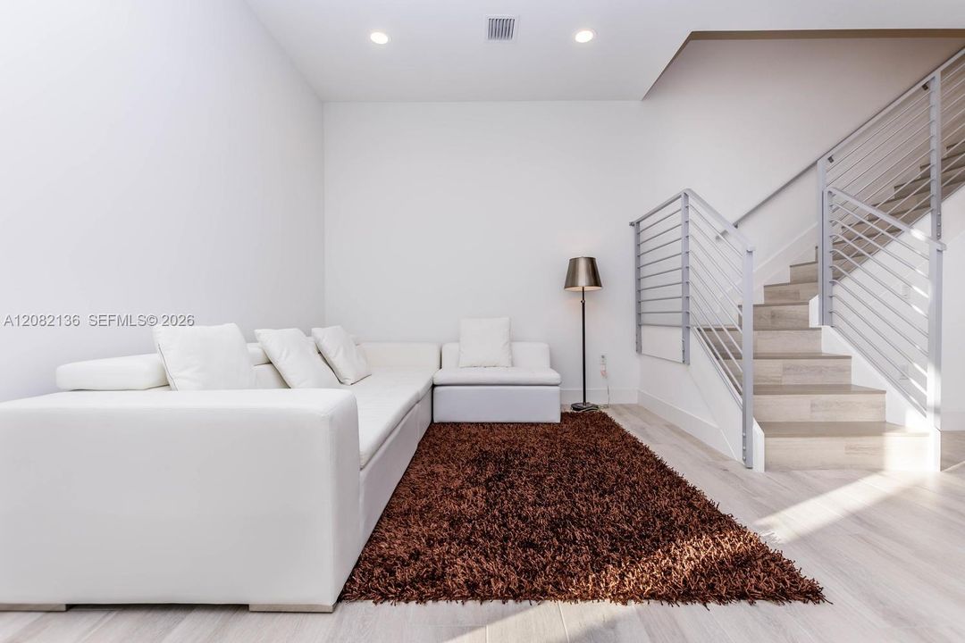 For Rent: $6,950 (3 beds, 3 baths, 1830 Square Feet)