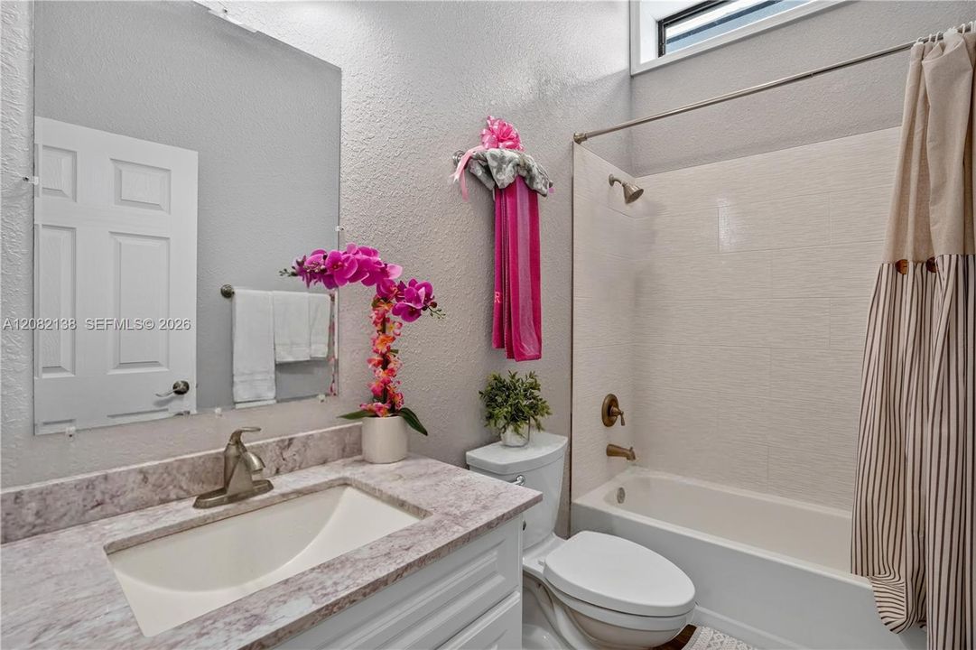 En Venta: $1,399,999 (5 camas, 4 baños, 3461 Pies cuadrados)