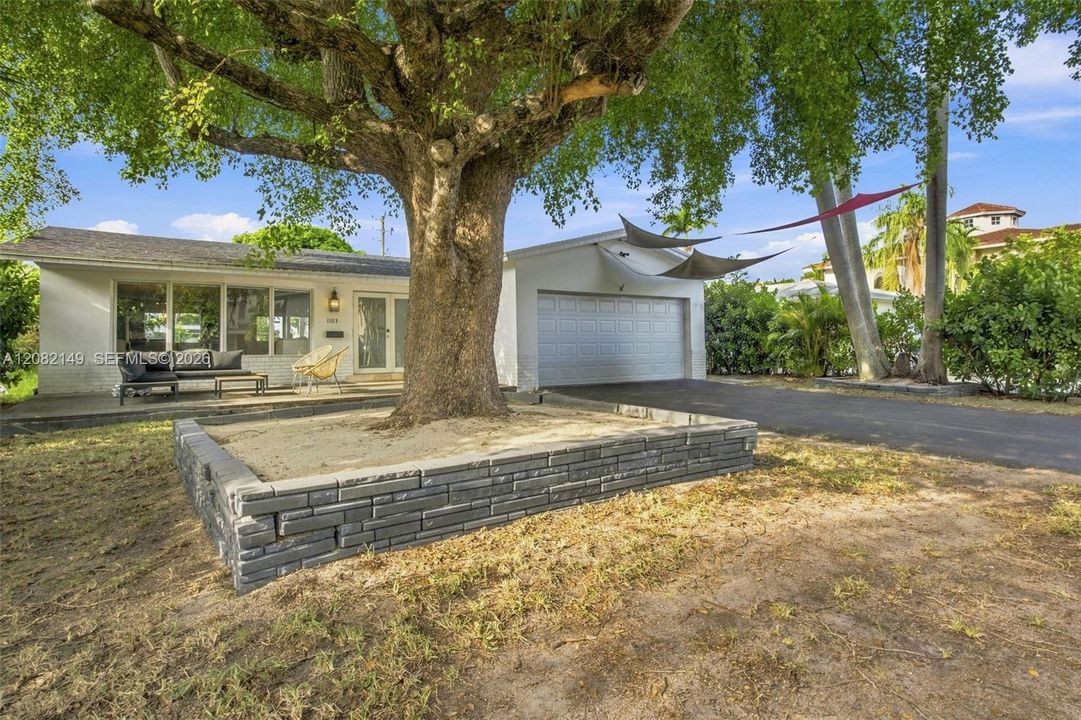 For Sale: $1,030,000 (4 beds, 2 baths, 1679 Square Feet)