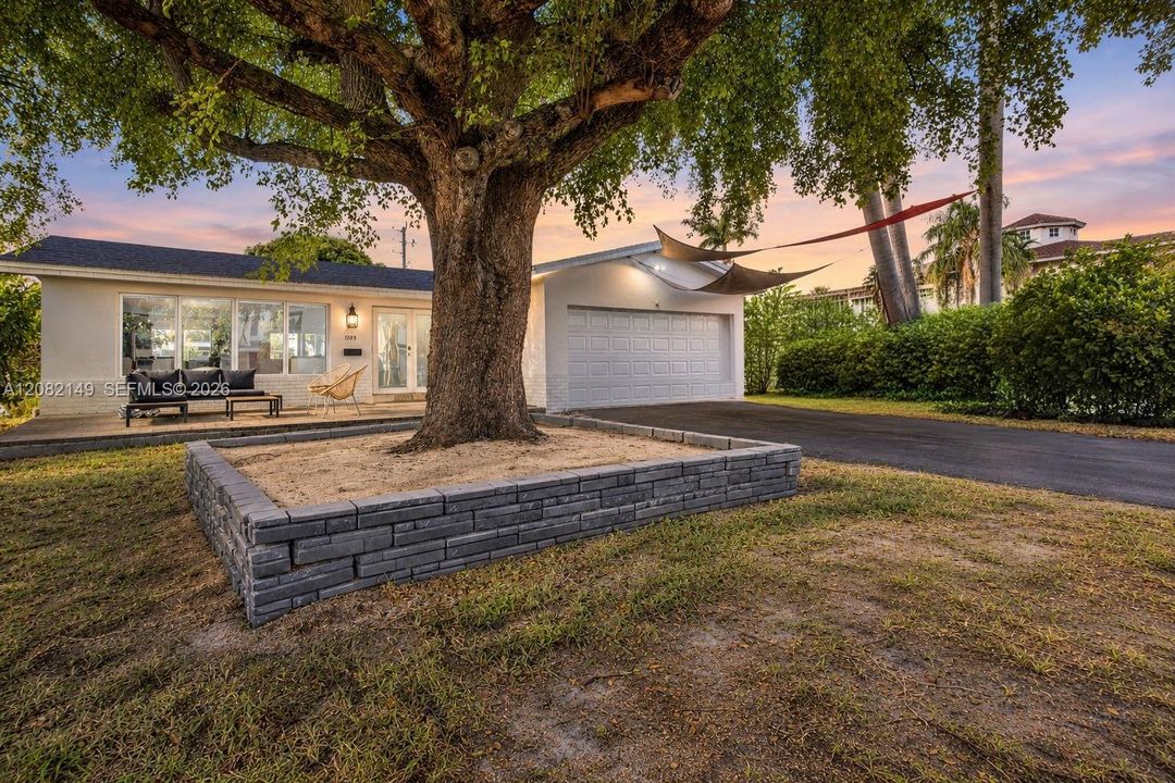 For Sale: $1,030,000 (4 beds, 2 baths, 1679 Square Feet)