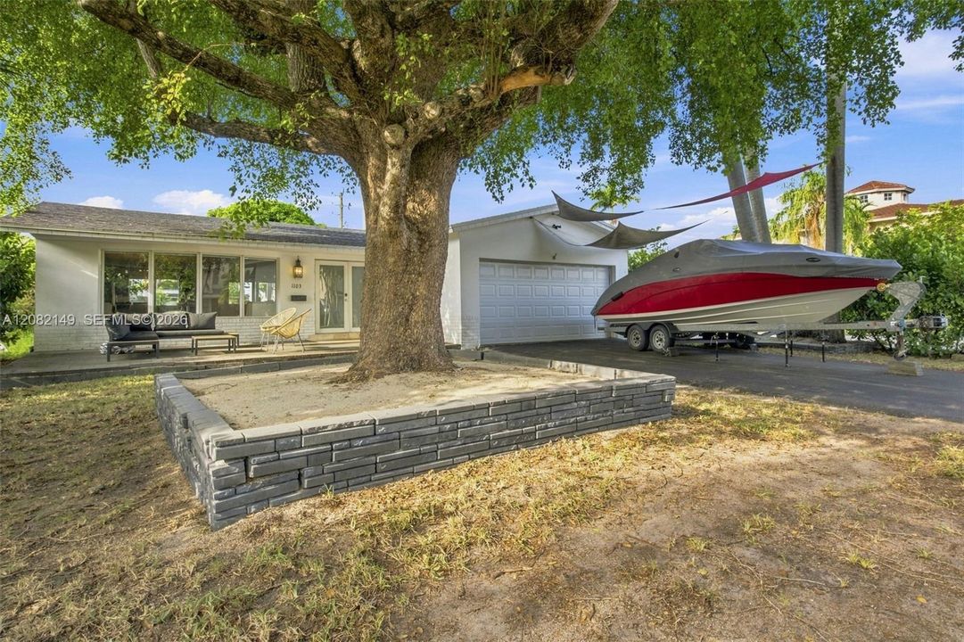 For Sale: $1,030,000 (4 beds, 2 baths, 1679 Square Feet)