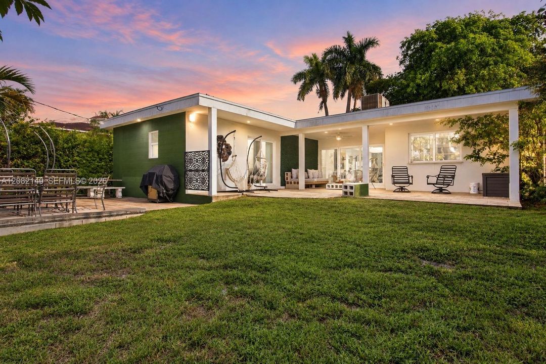 For Sale: $1,030,000 (4 beds, 2 baths, 1679 Square Feet)