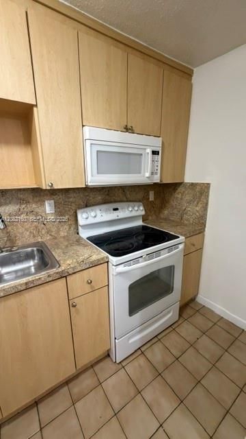 В аренду: $2,150 (2 спален, 1 ванн, 820 Квадратных фут)