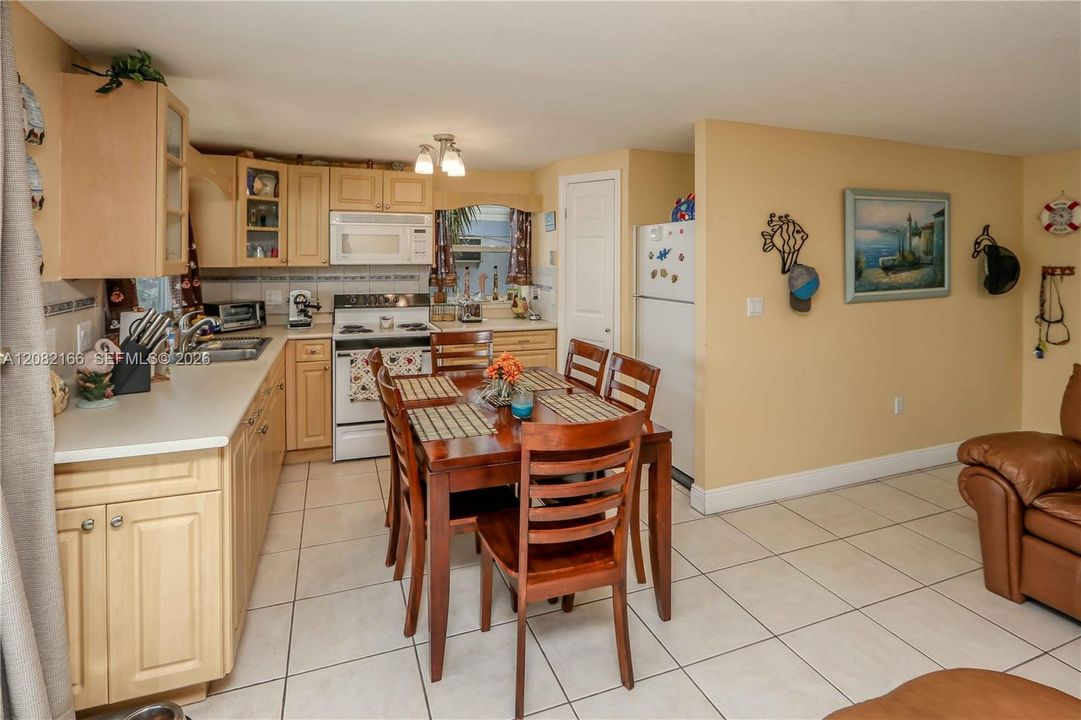 出租: $3,000 (3 贝兹, 2 浴室, 1094 平方英尺)