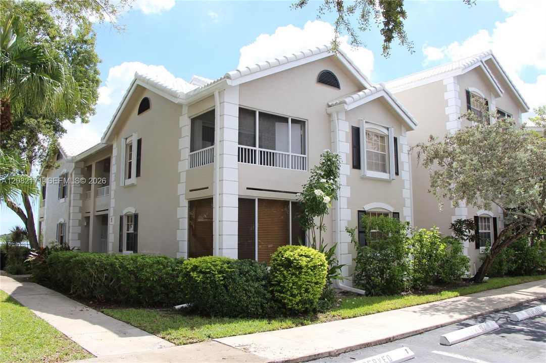 For Rent: $1,995 (2 beds, 2 baths, 992 Square Feet)