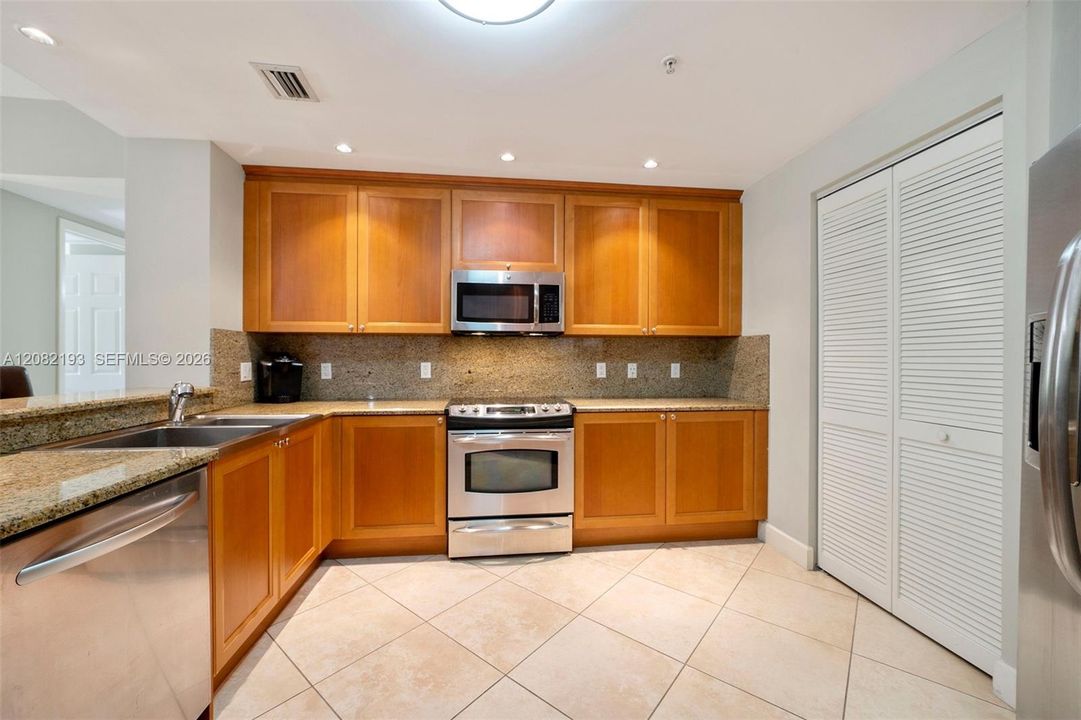 В аренду: $3,900 (2 спален, 2 ванн, 1247 Квадратных фут)