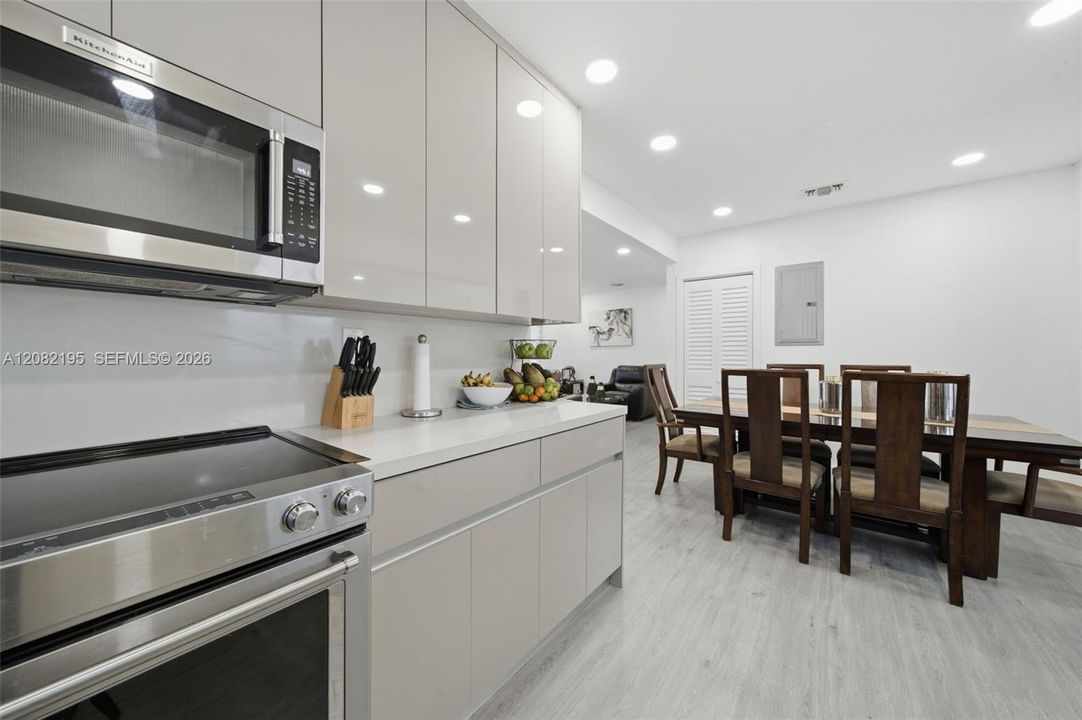 В аренду: $3,000 (2 спален, 1 ванн, 1384 Квадратных фут)