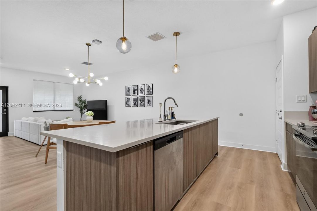 En Venta: $679,000 (3 camas, 2 baños, 1610 Pies cuadrados)