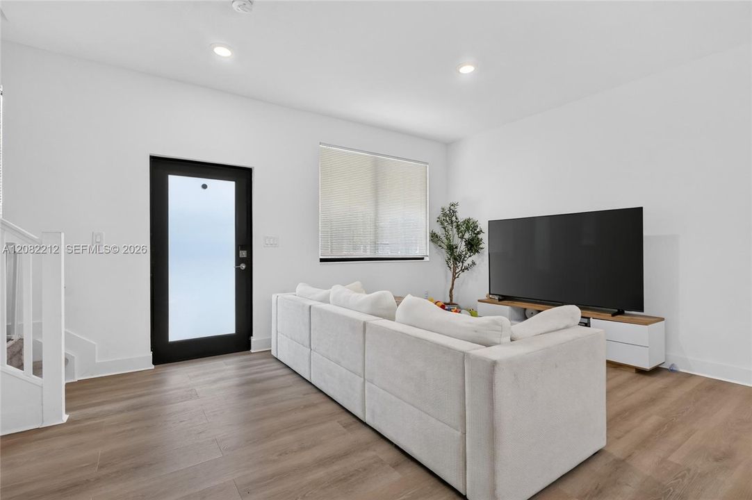 En Venta: $679,000 (3 camas, 2 baños, 1610 Pies cuadrados)