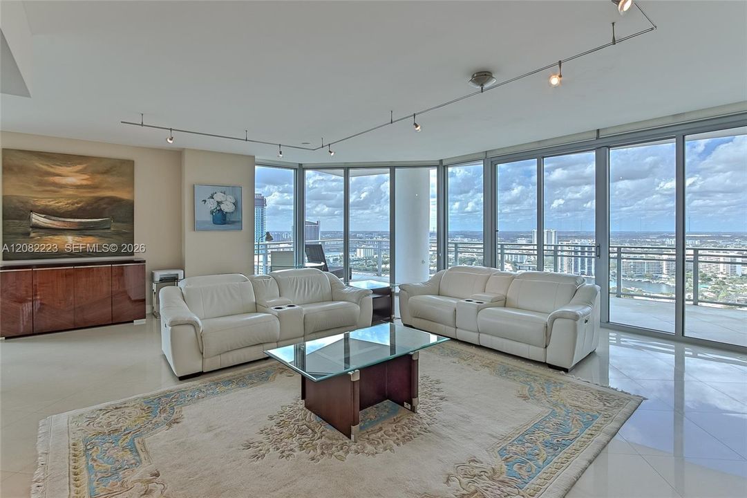 For Rent: $12,900 (3 beds, 3 baths, 2900 Square Feet)