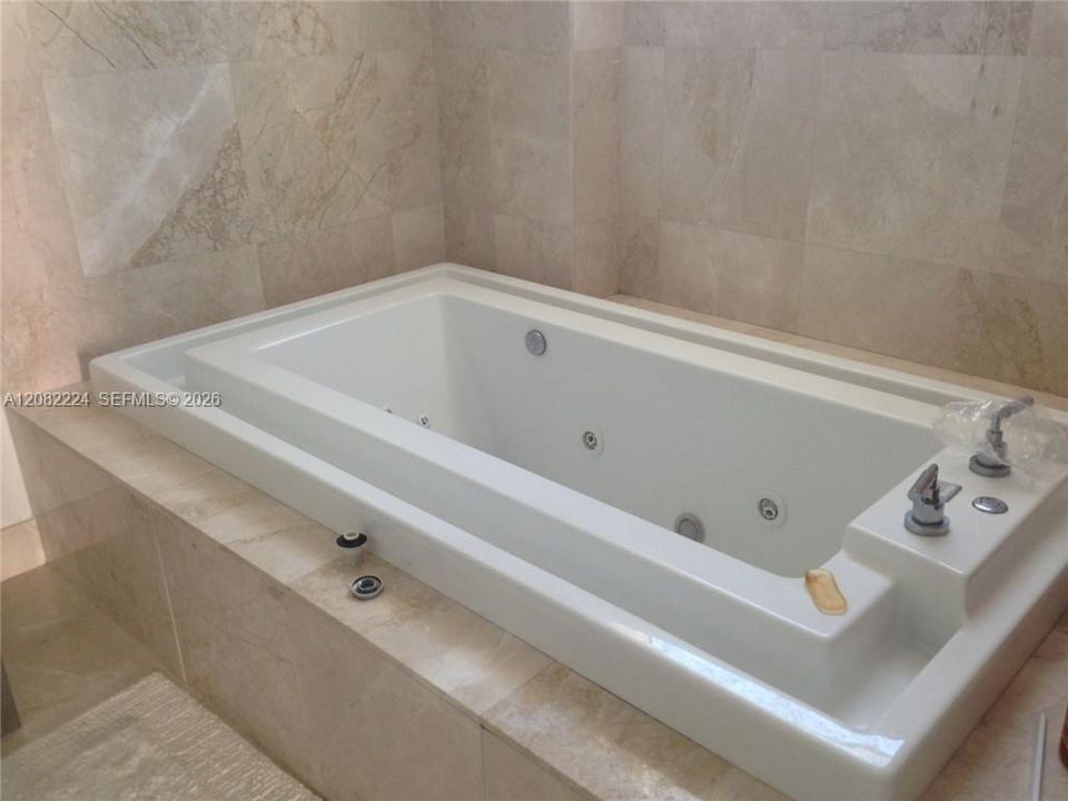 For Sale: $499,500 (1 beds, 1 baths, 826 Square Feet)