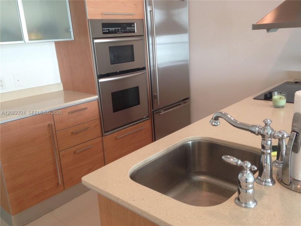 For Sale: $499,500 (1 beds, 1 baths, 826 Square Feet)